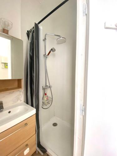Paris 15eme Cozy Studio Walk to Eiffel Tower Steps to Multiple Metro Lines