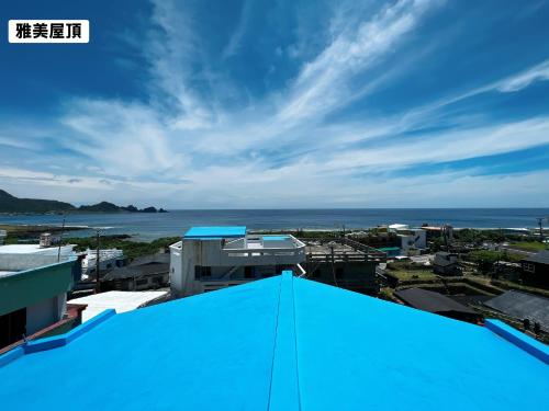 a view of the ocean from the roof of a building at 蘭嶼雅美民宿 in Yeh-yin