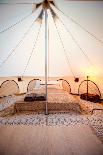 ein Schlafzimmer in einem Segelboot mit einem Bett in der Unterkunft ELIES TINY GLAMPING in Ayvalık