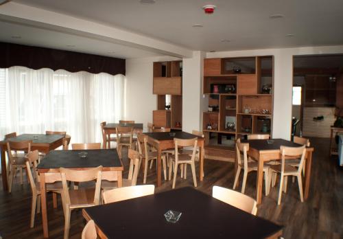 Reštaurácia alebo iné gastronomické zariadenie v ubytovaní Madero Aysen ApartHotel