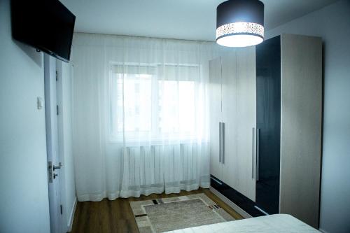 コンスタンツァにあるApartament Klara Mamaiaのベッドルーム1室(ベッド1台、大きな窓付)