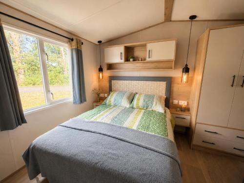 a small bedroom with a bed and a window at Ferienwohnung-Wiesenwinkel in Kasel-Golzig