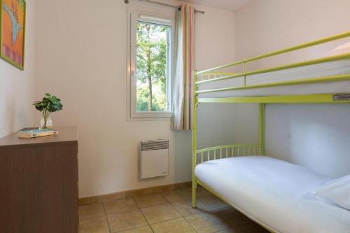a bedroom with a bunk bed and a window at Appartement T3 Golf Albret in Barbaste