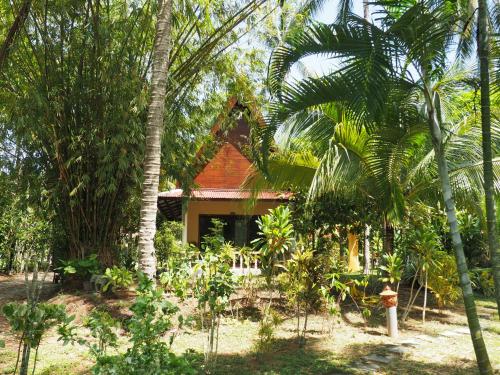 Taman di luar Lake View Bungalows