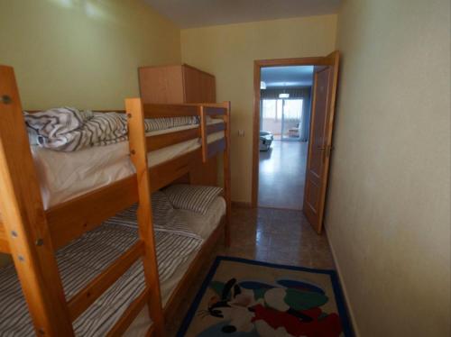 1 dormitorio con 2 literas y pasillo en Albamar Apartment, en Calpe