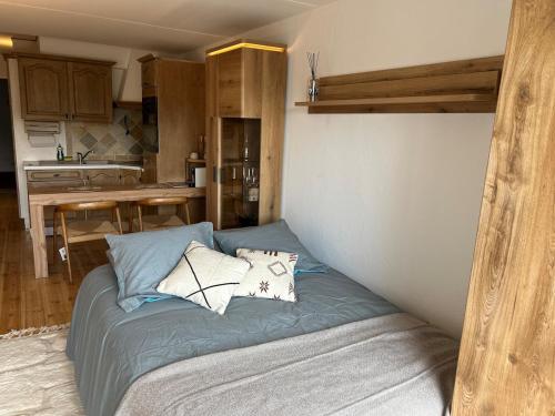 Studio Alpine Haven with Pool and Terrace Hotel L'Étrier Access