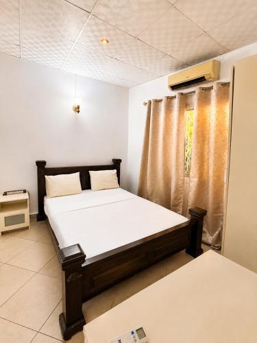 a bedroom with a bed and a window at Appartement 2 chambres in Moroni