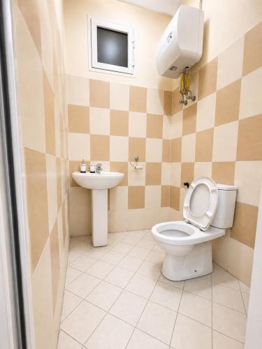 a bathroom with a toilet and a sink at Appartement 2 chambres in Moroni