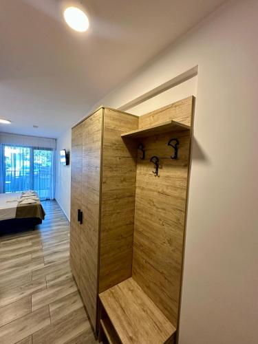 a wooden shower in a room with a bed at Hotel Nalba-Dalia Jupiter in Jupiter
