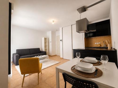 Charming Designer Apartment in City Center with AC & Wi-Fi