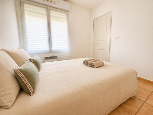 Charming Designer Apartment in City Center with AC & Wi-Fi