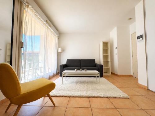 Charming Designer Apartment in City Center with AC & Wi-Fi