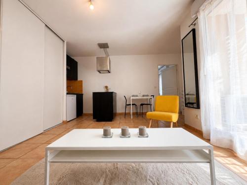 Charming Designer Apartment in City Center with AC & Wi-Fi