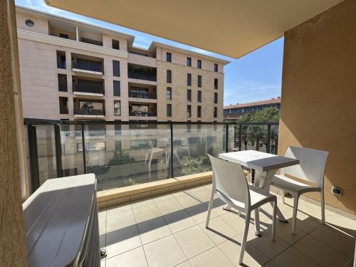 Charming Designer Apartment in City Center with AC & Wi-Fi