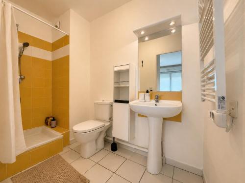 Charming Designer Apartment in City Center with AC & Wi-Fi