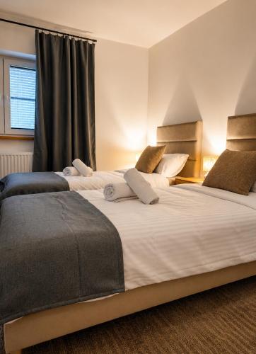 two beds sitting next to each other in a bedroom at Nota Bene Pokoje Gościnne Polanica Zdrój in Polanica-Zdrój