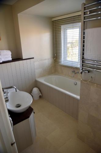 Bilik mandi di Lorne House Bed & Breakfast