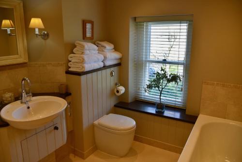 Bilik mandi di Lorne House Bed & Breakfast