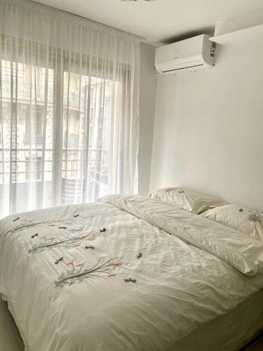 Chic 1-BR with Terrace, AC & Wi-Fi