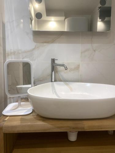 Chic 1-BR with Terrace, AC & Wi-Fi
