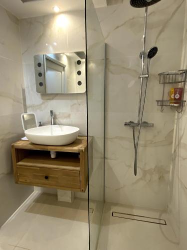 Chic 1-BR with Terrace, AC & Wi-Fi