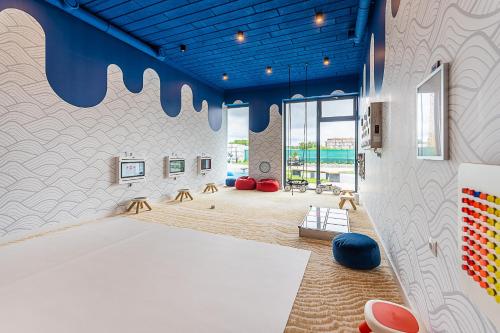 a large room with blue ceilings and a room with a table at POLANKI AQUA APARTAMENTY - Aquapark, baseny, wellness, 300 m od plaży in Kołobrzeg