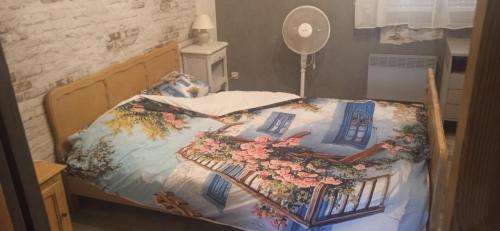 a bedroom with a bed with flowers on it at Chambre à la campagne ,au Soleil levant in Achiet-le-Grand