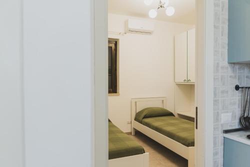a small room with a bed and a kitchen at Villa Zoe in Specchiolla