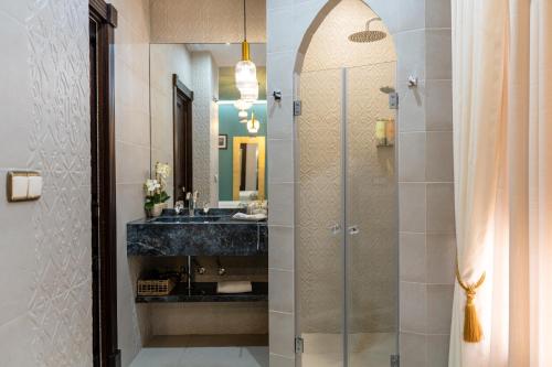 a bathroom with a shower and a sink at Hotel Boutique Casa Veracruz in Estepona