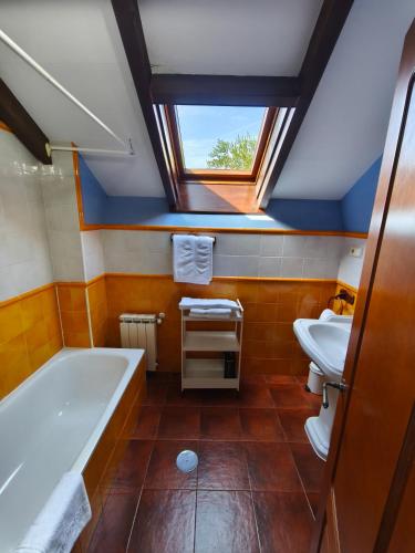 a bathroom with a bath tub and a sink at Hotel Balcon de Aguera in San Martín