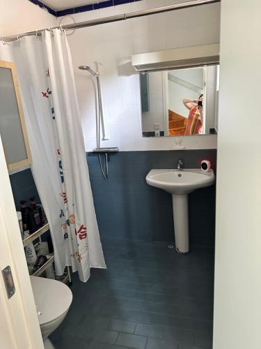 a bathroom with a sink and a toilet and a mirror at Rum i villa Burlöv in Arlöv