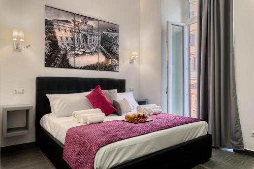 1 dormitorio con 1 cama grande con manta rosa en Room 91-S. Peter, en Roma
