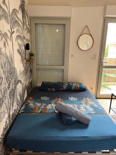 a bedroom with a bed with a blue blanket at Studio Chic & Balcon - Hypercentre - Gare - Metro in Toulouse