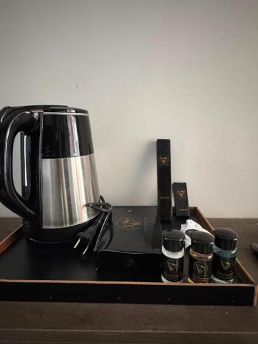 a tea kettle and three cups on a tray at Velenburg Retreat in Upper Topa