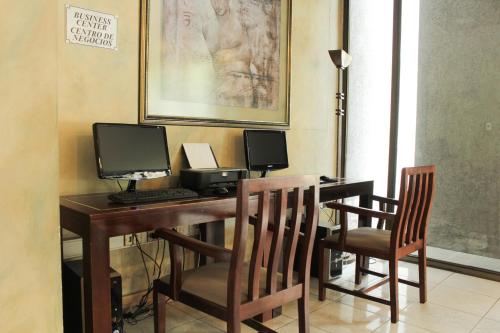 Hotel Leonardo da Vinciにあるテレビまたはエンターテインメントセンター