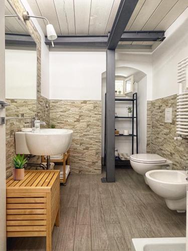 a bathroom with two sinks and two toilets at Ai Foggiali in Matera
