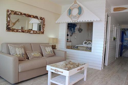 sala de estar con sofá y mesa en Akisol Sesimbra Beach II, en Sesimbra