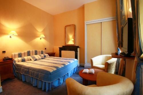 Кровать или кровати в номере Hôtel d'Etigny