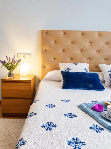 a bedroom with a blue and white bed with a blue and white bedspread at CAROLA l, "Encantador apartamento de estilo marinero a 100m playa Catia" in Ribeira