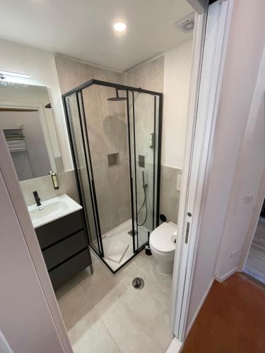 a bathroom with a shower and a toilet at SH Suite OLMO AC e Wi-Fi in Manziana