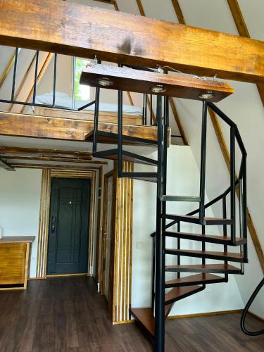 ein Hochbett in einem Zimmer mit Treppe in der Unterkunft Silent A-FRAME in Brăteşti