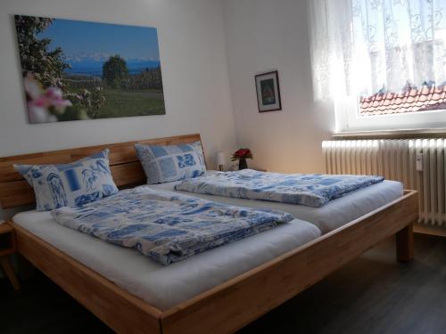 a bedroom with two beds and a window at Haus Alpenblick in Immenstaad am Bodensee