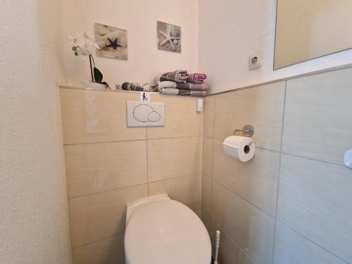 a bathroom with a toilet and a toilet paper roll at Ferienunterkunft Bella Italia in Friedrichshafen