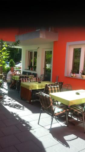 un groupe de tables et de chaises devant un bâtiment dans l'établissement Fino da Mario, à Ebersbach an der Fils