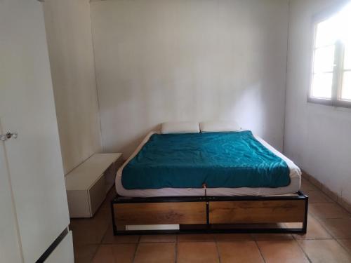 a small bedroom with a bed in a room at Maison indépendante studio calme et confort in Ervauville