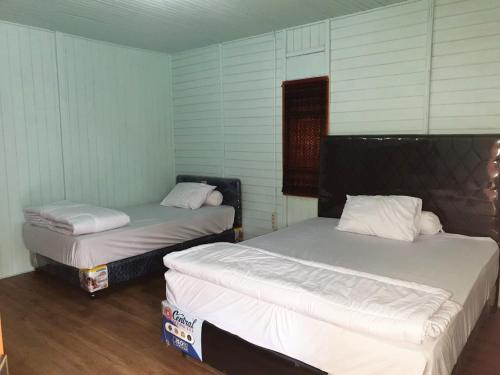 two twin beds in a room with at Zena Cottage in Ende