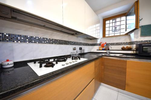 a kitchen with a stove and a sink at La Casa nel Borgo, a 20 minuti da Roma, relax e comfort con tutte le dotazioni, WiFi free in Monterotondo