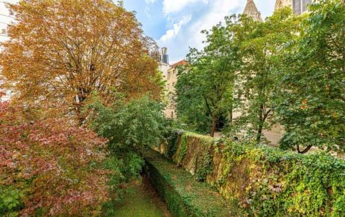 Parisian Luxe 2BR Walk to Arc de Triomphe-Champs