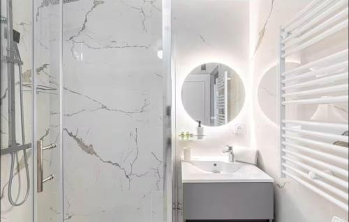 Parisian Luxe 2BR Walk to Arc de Triomphe-Champs