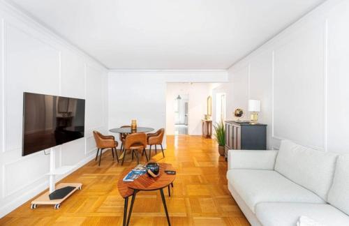 Parisian Luxe 2BR Walk to Arc de Triomphe-Champs